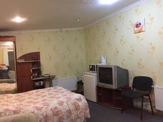 Гостевой дом Shevchenka Guest House Хмельницкий Трехместный номер «Комфорт» с душем-2